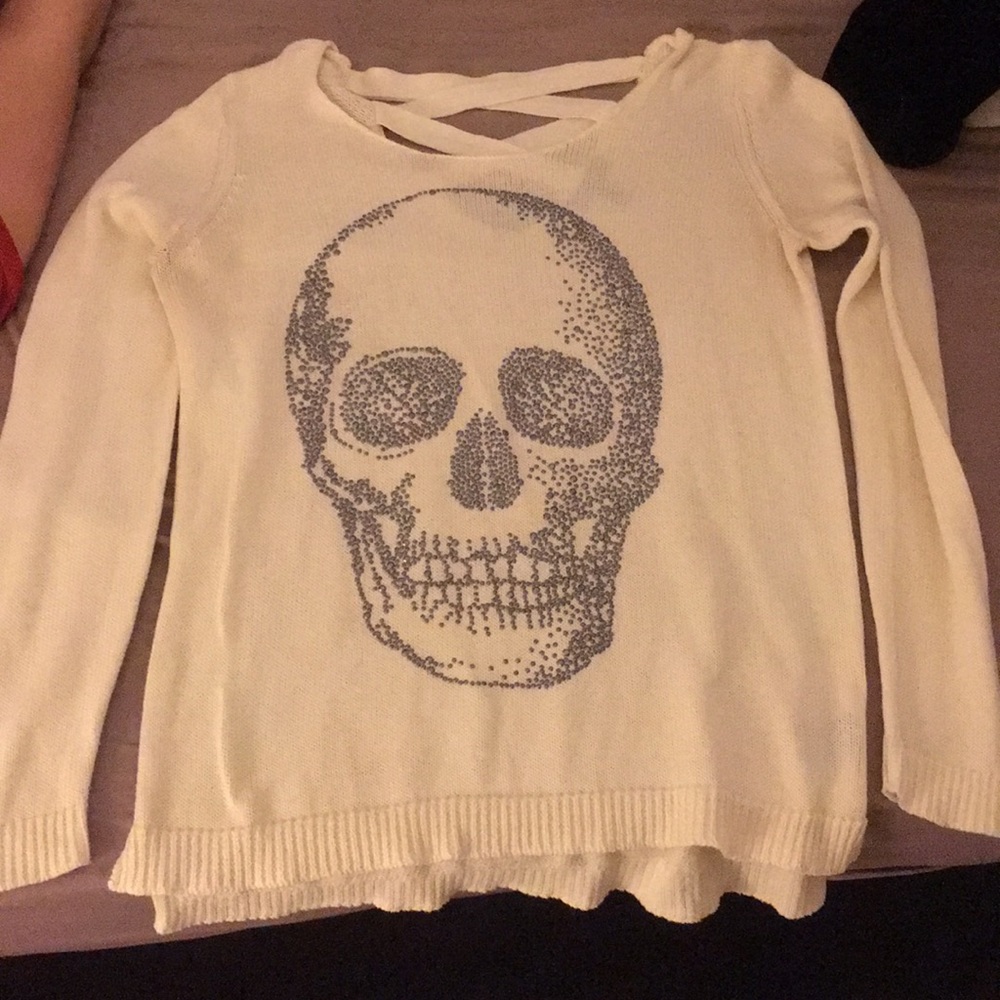 Light sweater with bedazzled skull